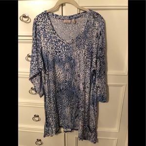 Cute top w: asymmetrical hem and pocket detail